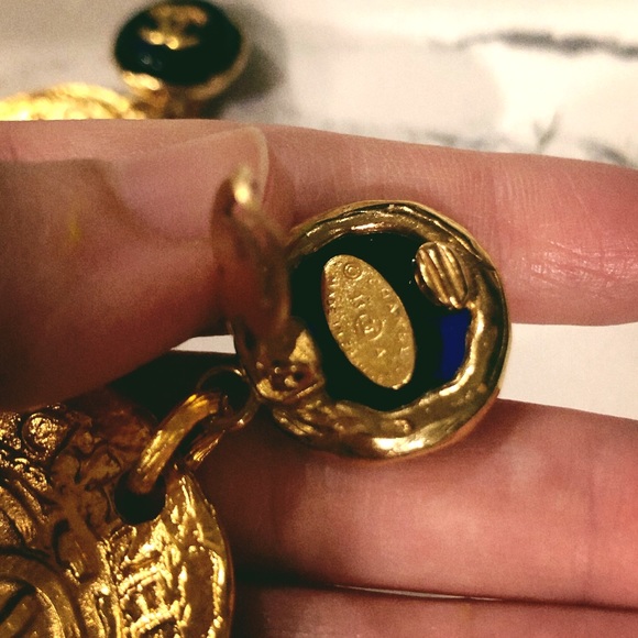 Sold! Gorgeous Vintage Chanel coin earrings - Picture 6 of 7